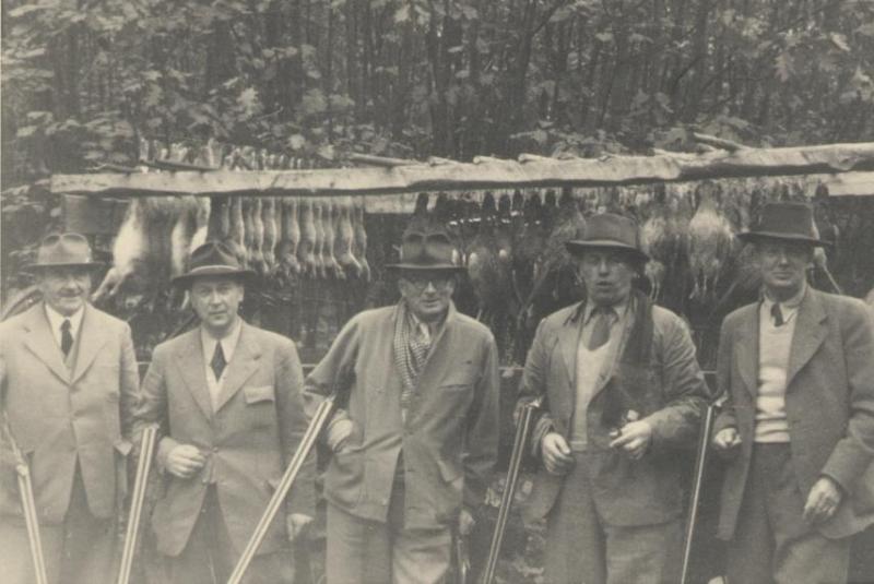 Thuur Marres, A. Wauters, Jansen, Frits Deelen, Hein Enneking. Na een drijfjacht voor het tableau, waarschijnlijk in Brabant op 19 november 1949